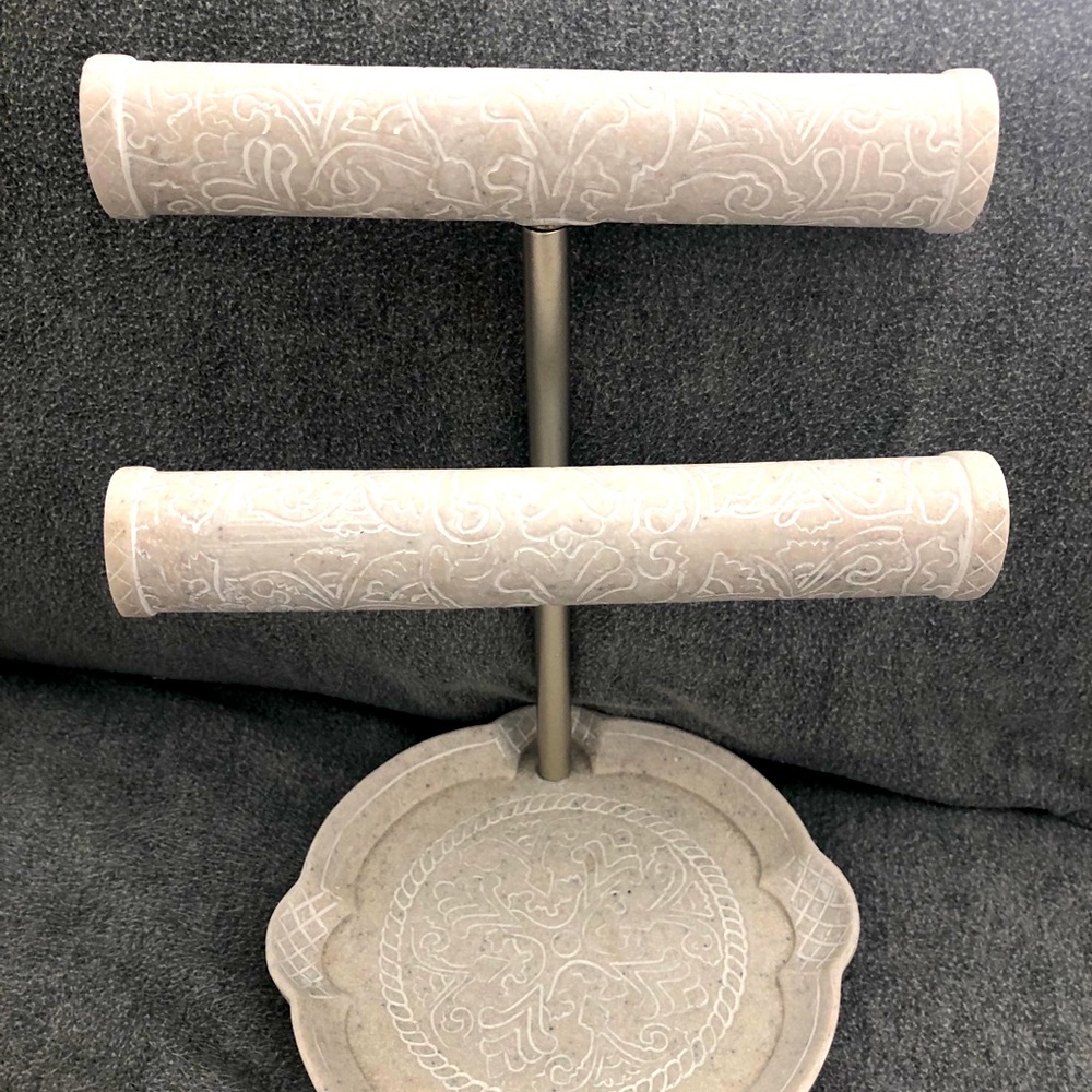 Women’s jewelry holder
